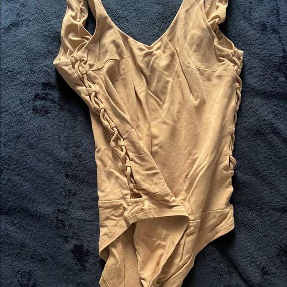 Premium quality bodysuit with classy cut out design on side - Picture 2 of 5